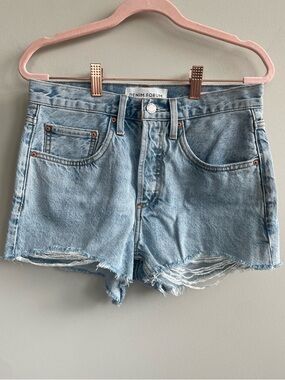 Aritzia Denim Forum The ‘90s Vintage Cut-Off Short 2” Light Wash Denim Shorts